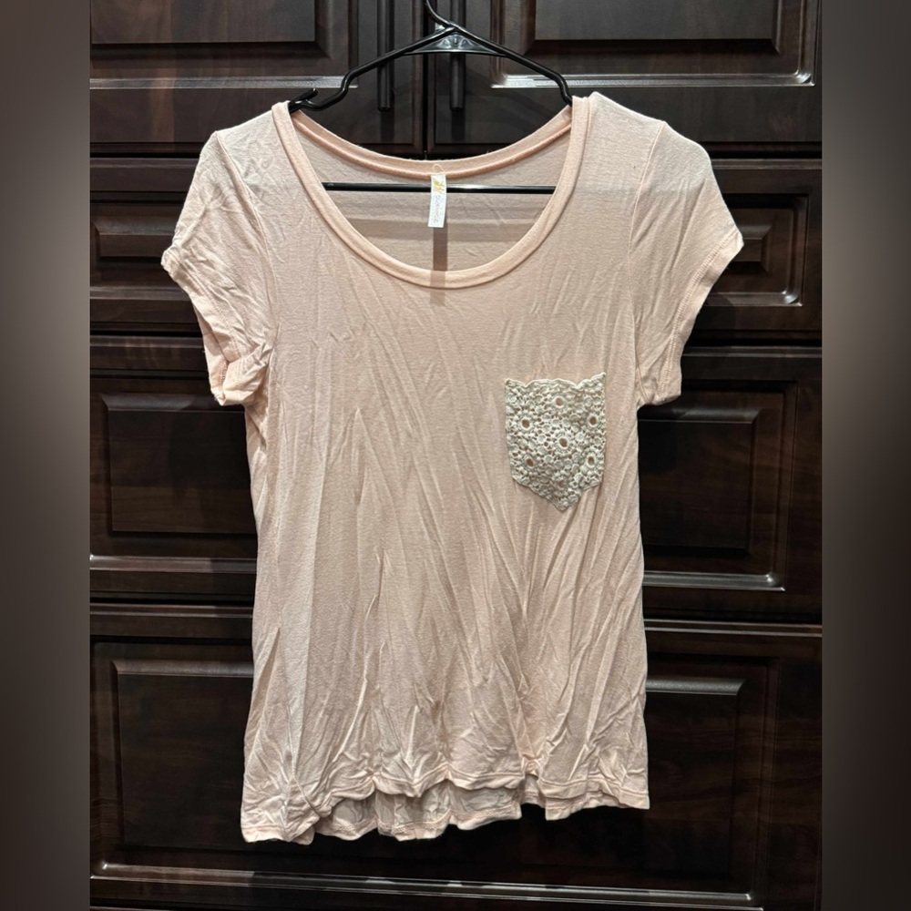 OCASION Pink t shirt with lace detailed pocket SMALL